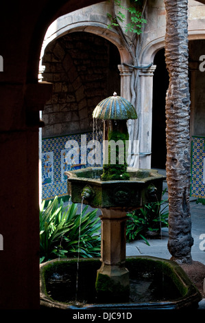 Atrium fontana in Casa de l'Ardiaca, Archivio Storico edificio - Arxiu storico, Barcellona, Spagna Foto Stock