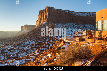 La mattina presto il sole invernale sulla vista Hotel balcony e Mitchell Mesa in Monument Vally Navajo Tribal Park sul confine Arizona-Utah Foto Stock