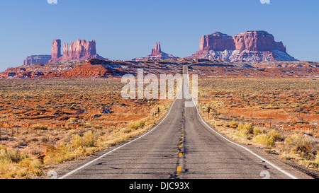 La Utah State Highway 163 sul modo in Monument Valley Tribal Park, sul confine Utah-Arizona. Foto Stock