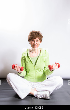 Donna matura allenamento con i pesi a mano Foto Stock