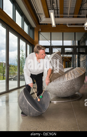 Scultore Tony Bloom gioca tamburo di metallo la scultura a artspeak, luogo di elevazione centro ricreativo, Canmore, Alberta, Canada Foto Stock