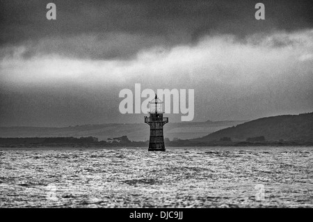 Cielo tempestoso al telecomando Whitford Point lighthouse sulla Penisola di Gower vicino a Swansea. Foto Stock