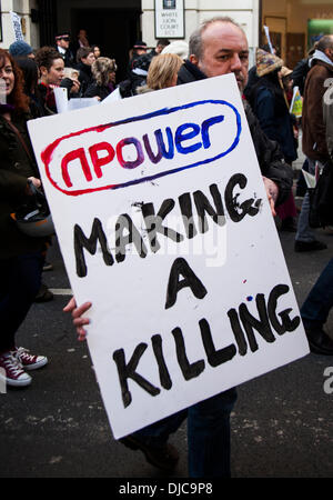 Londra, UK . 26 Nov, 2013. Un manifestante sorregge un banner a leggere 'npower facendo una uccisione" in occasione di una manifestazione contro la povertà del carburante che mirata di npower ufficio di Londra, London, Regno Unito martedì 26 novembre 2013. Credito: Fotografia Redorbital/Alamy Live News Foto Stock