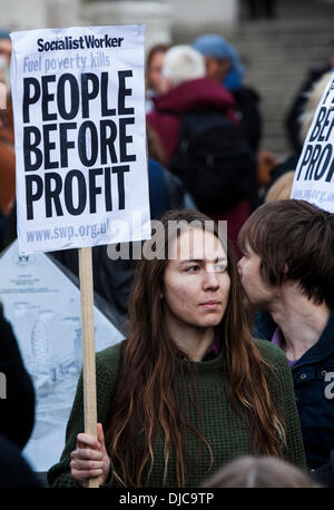 Londra, UK . 26 Nov, 2013. Un manifestante detiene un banner di lettura " le persone prima del profitto" in occasione di una manifestazione contro la povertà del carburante che bersagliata Npower dell ufficio di Londra, London, Regno Unito martedì 26 novembre 2013. Credito: Fotografia Redorbital/Alamy Live News Foto Stock