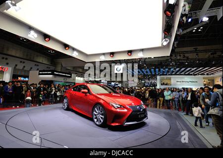 Tokyo, Giappone. 23 Nov, 2013. Folla di visitatori alla xliii Tokyo Motor Show di Tokyo il Sabato, 23 novembre 2013. La autoshow sarà aperto al pubblico a partire da oggi al 1 dicembre. © Masairo Tsurugi/AFLO/Alamy Live News Foto Stock