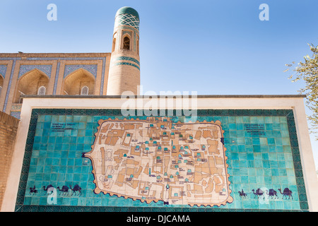 Mappa piastrellato di Khiva, Orient Star Hotel, formerly Mohammed Amin Khan Madrasah, dietro, Ichan Kala, Khiva, Uzbekistan Foto Stock