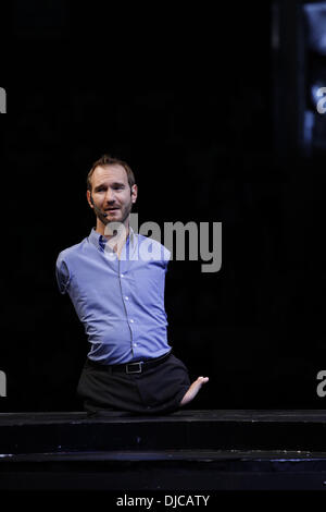 (131127) -- SANTO DOMINGO, nov. 27, 2013 (Xinhua) -- Immagine fornita dalla Repubblica Dominicana assumerà la Presidenza mostra la speaker internazionali Nick Vujicic dando un discorso durante il suo talk show di motivazione personale denominata " Tutto è possibile a livello nazionale palazzo nella città di Santo Domingo, capitale della Repubblica Dominicana, nov. 26, 2013. Vuijicic, nato con tetra-amelia sindrome, è noto come un oratore che dà discorso motivazionale in tutto il mondo.(Xinhua/Repubblica Dominicana la Presidenza)(zhf) Foto Stock