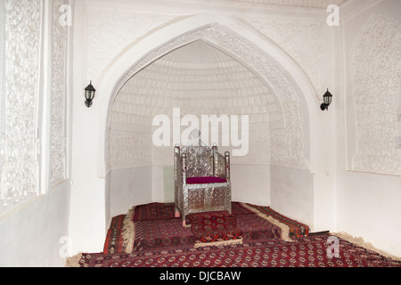 Sala del Trono nella reception hall, Kunya Ark, noto anche come Kohna Arca, Ichan Kala, Khiva, Uzbekistan Foto Stock