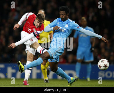 Londra, Regno Unito. 26 Nov, 2013. ( Aaron Ramsey (L) dell'Arsenal germogli durante la UEFA Champions League Group F match tra Arsenal e Marsiglia a Emirates Stadium a Londra, in Gran Bretagna il 9 novembre 26, 2013. Arsenal ha vinto 2-0 Credito: Xinhua/Alamy Live News Foto Stock