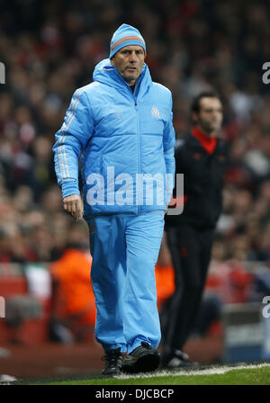 Londra, Regno Unito. 26 Nov, 2013. ( Elie Baup, manager di Marsiglia reagisce durante la UEFA Champions League Group F match tra Arsenal e Marsiglia a Emirates Stadium a Londra, in Gran Bretagna il 9 novembre 26, 2013. Marsiglia ha perso 0-2 Credito: Xinhua/Alamy Live News Foto Stock