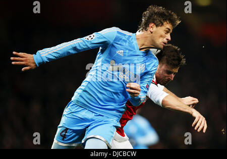 Londra, Regno Unito. 26 Nov, 2013. ( Olivier Giroud (R) dell'Arsenal vies con Lucas Mendes di Marsiglia durante la UEFA Champions League Gruppo F corrisponde all'Emirates Stadium di Londra, Gran Bretagna il 9 novembre 26, 2013. Arsenal ha vinto 2-0 Credito: Xinhua/Alamy Live News Foto Stock