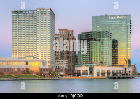 Il porto di Baltimora sviluppo est, compreso il Baltimore Marriott Waterfront Hotel e il Legg Mason edificio al crepuscolo Foto Stock