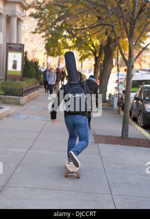 Uno studente pattina davanti al Berklee College of Music di Boston, Massachusetts, USA. Foto Stock