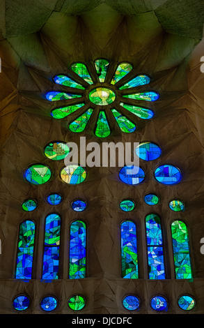 Finestra di vetro colorato, la Basilica della Sagrada Familia di Barcellona, Spagna Foto Stock