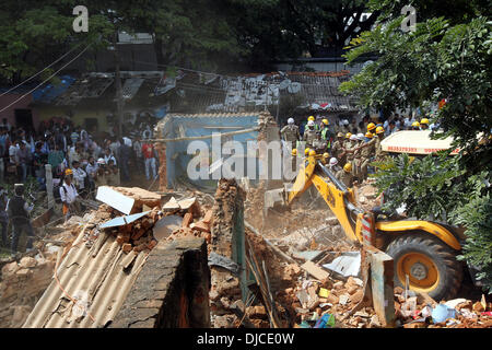 Bangalore, India. 26 Nov, 2013. Una scavatrice lavora per eliminare i detriti di una casa crollata a Bangalore, India, nov. 26, 2013. Almeno quattro persone sono state uccise dopo un edificio scolastico crollato in Bangalore del sud dello stato indiano del Karnataka Martedì, secondo i media locali relazione. Credito: Stringer/Xinhua/Alamy Live News Foto Stock