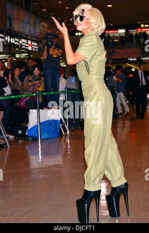 Aeroporto Internazionale di Narita, Giappone. 26 Nov, 2013. Il cantante Lady Gaga arriva all'Aeroporto Internazionale di Narita, in Giappone il 26 novembre 2013. Credito: dpa picture alliance/Alamy Live News Foto Stock