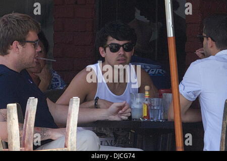 Joe Jonas indossa un serbatoio alto durante la colazione fuori a West Hollywood e Los Angeles, California - 22.08.12 Foto Stock