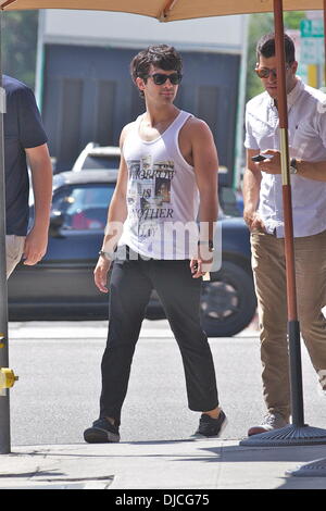 Joe Jonas indossa un serbatoio alto durante la colazione fuori a West Hollywood e Los Angeles, California - 22.08.12 Foto Stock