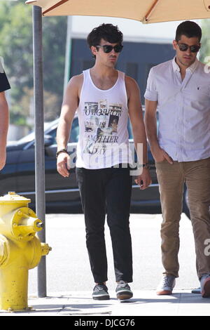 Joe Jonas indossa un serbatoio alto durante la colazione fuori a West Hollywood e Los Angeles, California - 22.08.12 Foto Stock