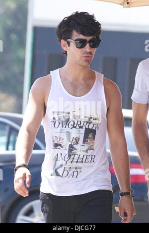 Joe Jonas indossa un serbatoio alto durante la colazione fuori a West Hollywood e Los Angeles, California - 22.08.12 Foto Stock