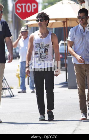 Joe Jonas indossa un serbatoio alto durante la colazione fuori a West Hollywood e Los Angeles, California - 22.08.12 Foto Stock