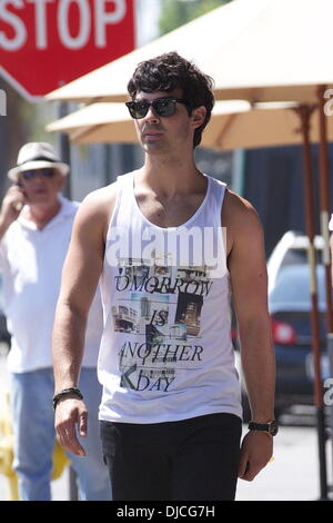 Joe Jonas indossa un serbatoio alto durante la colazione fuori a West Hollywood e Los Angeles, California - 22.08.12 Foto Stock