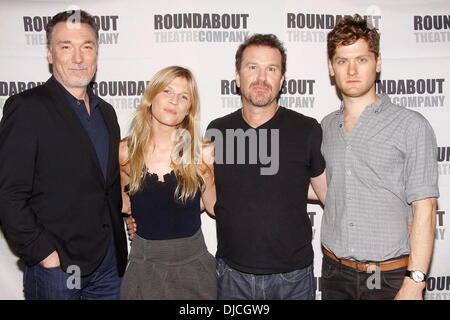 Patrick Pagina, Clemence Poesy, Douglas Hodge ha e Kyle Soller Broadway cast photocall per "Cyrano de Bergerac" tenutasi presso la rotatoria Theatre Company prova Space di New York City, Stati Uniti d'America - 23.08.12 Foto Stock