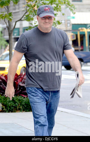 Stephen Root attore vestito causalmente mentre fuori e circa in Manhattan New York City, Stati Uniti d'America - 23.08.12 Foto Stock