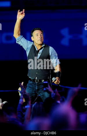 Bruce Springsteen e la E Street Band suonare dal vivo presso il centro di Roger durante il suo 'Wrecking Ball Tour' Toronto, Canada - 24.08.12 Foto Stock