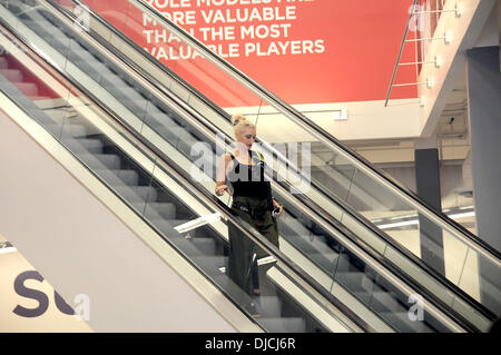 Gwen Stefani shopping presso le autorità sportive con i suoi figli. La scala mobile era rotto e Stefani aveva a piedi verso il basso. Los Angeles, California - 25.08.12 Foto Stock