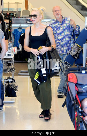 Gwen Stefani shopping presso le autorità sportive con i suoi figli di Los Angeles, California - 25.08.12 Foto Stock