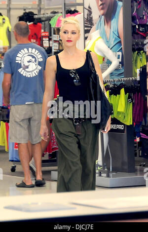Gwen Stefani shopping presso le autorità sportive con i suoi figli di Los Angeles, California - 25.08.12 Foto Stock