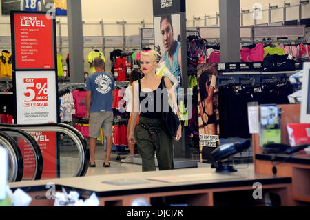Gwen Stefani shopping presso le autorità sportive con i suoi figli di Los Angeles, California - 25.08.12 Foto Stock