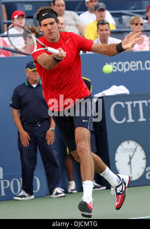 Juan Martin Del Potro US Open 2012 Uomini Match - Juan Martin Del Potro (ARG) vs Florent Serra (FRA) tenutasi presso l'USTA Billie Jean King National Tennis Center. Del Potro sconfigge Serra 6-4 7-6 6-4 - New York City, Stati Uniti d'America - 29.08.12 Foto Stock