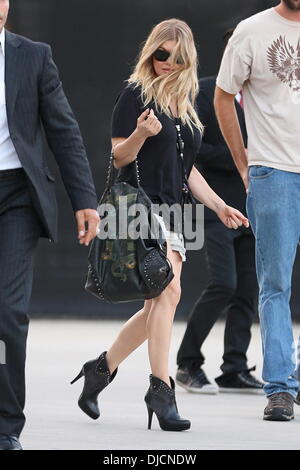 Fergie, aka Stacy Ferguson, visto uscire il Maxfield boutique a Beverly Hills. Los Angeles, California - 30.08.12 Foto Stock