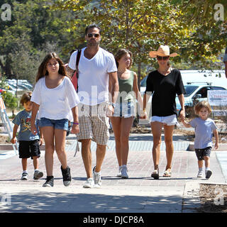 Brooke Burke, marito David Charvet, e i loro figli testa a Labor Day weekend chili cookoff in Malibu Los Angeles, California - 01.09.12 Foto Stock