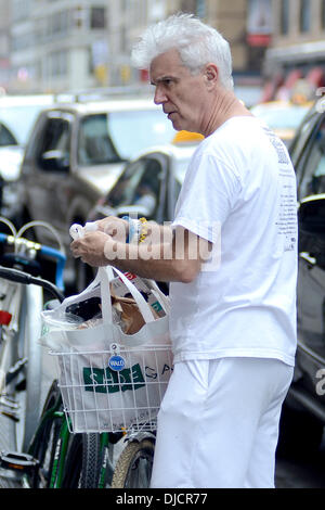 David Byrne ex Talking Heads frontman ritorna alla sua bicicletta con negozi di generi alimentari, dopo lo shopping a Whole Foods Market New York City, Stati Uniti d'America - 02.09.12