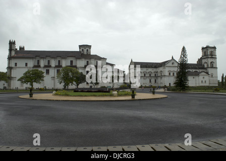 Vista generale della Chiesa di San Francesco e Se Cattedrale di Assisi. Vecchio Goa , Goa in India Foto Stock