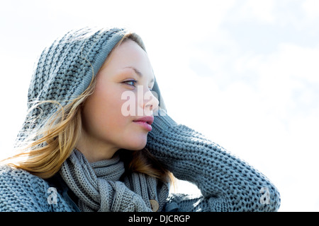 Piuttosto giovane donna che indossa una sciarpa Foto Stock