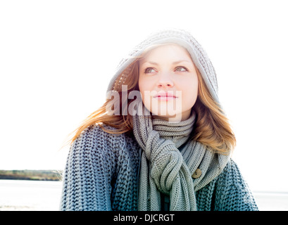 Giovane donna che indossa una sciarpa Foto Stock