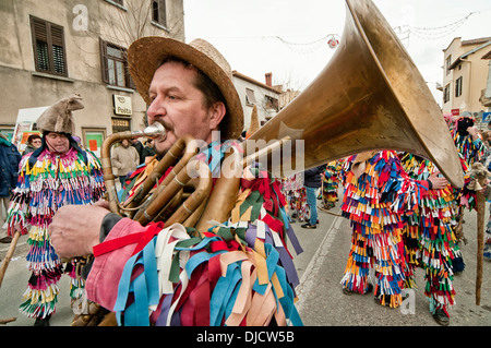 L'Europa, Croazia, Quarnaro, Matulji, sfilata di Zvoncari, il fattorino attraverso il villaggio di Matulji. Foto Stock