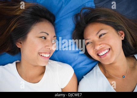 Due belle giovani donne a sorridere a ogni altro Foto Stock