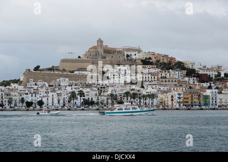 Vista sul porto di Ibiza con la Catedral de Nuestra Senora de las Nieves, Dalt Vila (centro storico), la città di Ibiza, Ibiza, SPAGNA Foto Stock