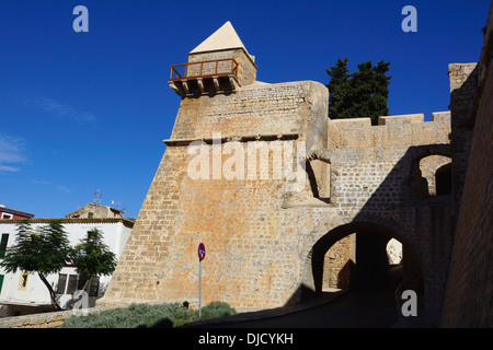 Parete circondante Dalt Vila (centro storico), la città di Ibiza, Ibiza, SPAGNA Foto Stock