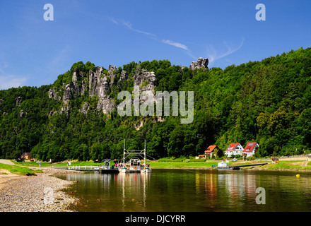 In Germania, in Sassonia, Rathen, traghetto di reazione al fiume Elba Foto Stock