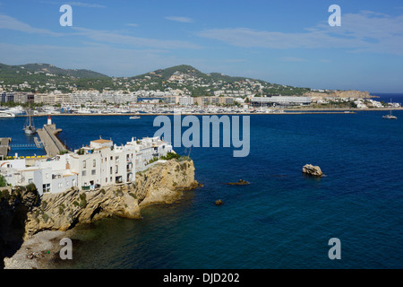 Vista sul porto di Ibiza da Dalt Vila (centro storico), la città di Ibiza, Ibiza, SPAGNA Foto Stock