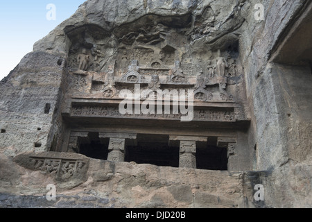 Grotta n. 6 Buddha seduto le immagini in miniatura degli archi, lato esterno della grotta. Grotte di Ellora, Aurangabad, Maharashtra India Foto Stock