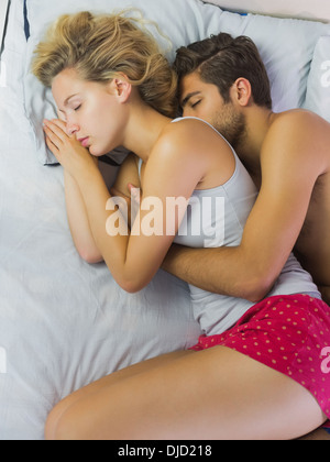 Carino coppia spooning nel letto Foto Stock