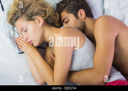 Tranquilla coppia giovane dormire nel loro letto Foto Stock