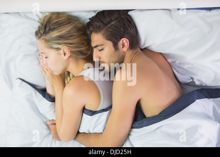 Attraente calma giovane dormire nel loro letto Foto Stock